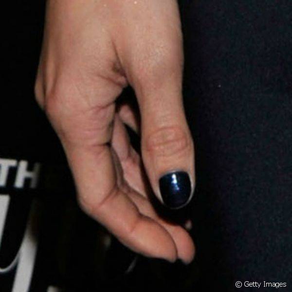 J? para um evento em Nova York, Ashley Greene o azul metalizado apareceu ainda mais escuro